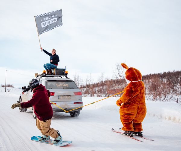 Groep deelnemers van Viking Rally tijdens hun roadtrip door Noorwegen.